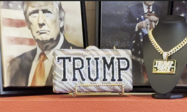 Aumenta la mercancía de Trump en una tienda local localizada en el valle